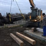 Präzise Auflage der Dampfmaschine auf dem Fundament zur Anzeichnung der vorgesehenen Bohrlöcher