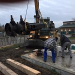 Pr&auml;zise Auflage der Dampfmaschine auf dem Fundament zur Anzeichnung der vorgesehenen Bohrl&ouml;cher