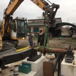 Präzise Auflage der Dampfmaschine auf dem Fundament zur Anzeichnung der vorgesehenen Bohrlöcher