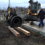 Präzise Auflage der Dampfmaschine auf dem Fundament zur Anzeichnung der vorgesehenen Bohrlöcher