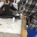 Anzeichnen bzw. Bohrung der vorgesehenen Bohrlöcher zur Fixierung der Dampfmaschine 