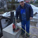 Bohrung der Fixierl&ouml;cher f&uuml;r die Dampfmaschine