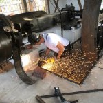 Feinarbeiten zum Anbringen des Stahlrahmens am Schwungradkeller am 13.09.2019, um die Pflasterklinker danach bündig verlegen zu können