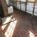 Pflasterklinker so gut wie fertig in der Umhausung der Dampfmaschine eingebaut. Es fehlen nur noch einzelne halbe Klinker, die zu schneiden sind und dann verlegt werden müssen