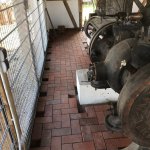 Pflasterklinker so gut wie fertig in der Umhausung der Dampfmaschine eingebaut. Es fehlen nur noch einzelne halbe Klinker, die zu schneiden sind und dann verlegt werden müssen