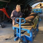 G&uuml;nter beim akribischen Reinigen der Maschinenabdeckung am 20.09.2019