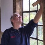 Konzentrierte Verkleidungsarbeiten an den Fenstern am 28.09.2019