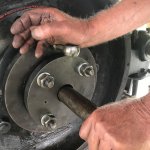 Kolbenstange und Kolben im Zylinder verbaut