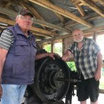 Friedel und Günzel beim Verbauen der Kolbenstange und Kolben im Zylinder