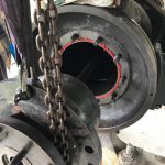 Mit Hilfe des Kettenzuges werden die schweren Maschinenteile von G&uuml;nzel und Friedel zur Montage zusammengef&uuml;hrt