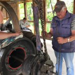 Mit Hilfe des Kettenzuges werden die schweren Maschinenteile von G&uuml;nzel und Friedel zur Montage zusammengef&uuml;hrt