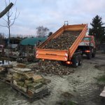 Lieferung der Bordsteine und Pflastersteine