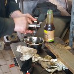 Reinigungsarbeiten an den Maschinenteilen