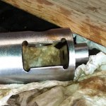 Reinigungsarbeiten an den Maschinenteilen